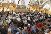 بالفيديو: المئات من أهالي مدينة يافا يؤدّون صلاة العيد في مسجد يافا الكبير "المحمودية"